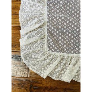 Vintage Small Square Lace Daisy Tablecloth Ruffle